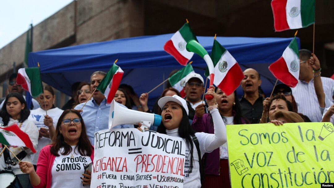 Para hakim dan pejabat departemen kehakiman Meksiko menggelar aksi protes terhadap rencana perombakan peradilan, di Mexico City, pada pada 21 Agustus 2024. (Foto: Reuters/Luis Cortes)