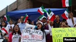 Para hakim dan pejabat departemen kehakiman Meksiko menggelar aksi protes terhadap rencana perombakan peradilan, di Mexico City, pada pada 21 Agustus 2024. (Foto: Reuters/Luis Cortes)