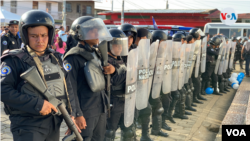 ARCHIVO: Policías custodian el exterior de una iglesia en Masaya, Nicaragua, donde tuvo lugar una manifestación antigubernamental, el 20 de abril de 2021.