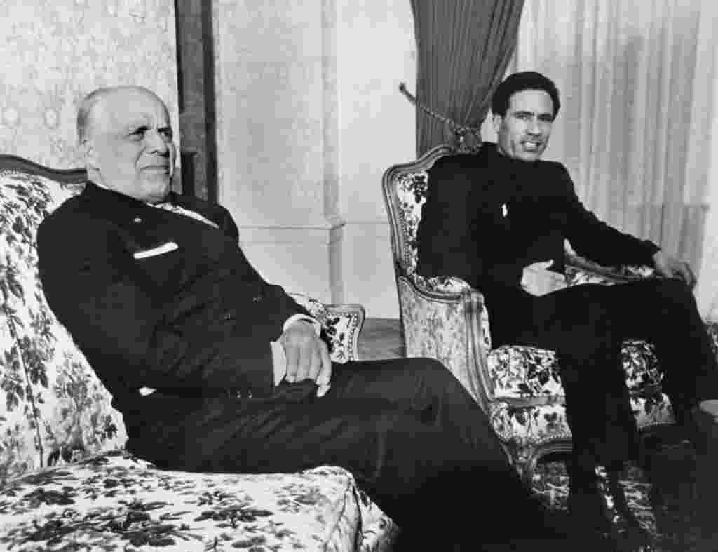 سرهنگ معمر قذافی رهبر لیبی به اتفاق حبیب بورقیبه، رئیس جمهوری تونس در این عکس که در سال ۱۹۷۴ در ژنو برداشته شد دیده میشوند.