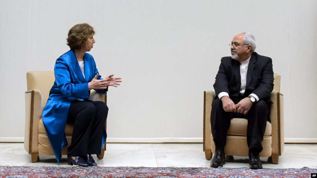 Pejabat Uni Eropa Catherine Ashton (kiri) dan Menlu Iran Mohammad Javad Zarif dalam pembicaraan di Jenewa 15/10 lalu (foto: dok). 