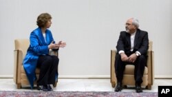 Pejabat Uni Eropa Catherine Ashton (kiri) dan Menlu Iran Mohammad Javad Zarif dalam pembicaraan di Jenewa 15/10 lalu (foto: dok). 