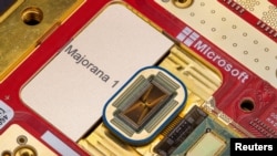 El chip de computación cuántica Majorana 1 de Microsoft aparece en esta foto de archivo sin fecha, obtenida por Reuters el 19 de febrero de 2025. 