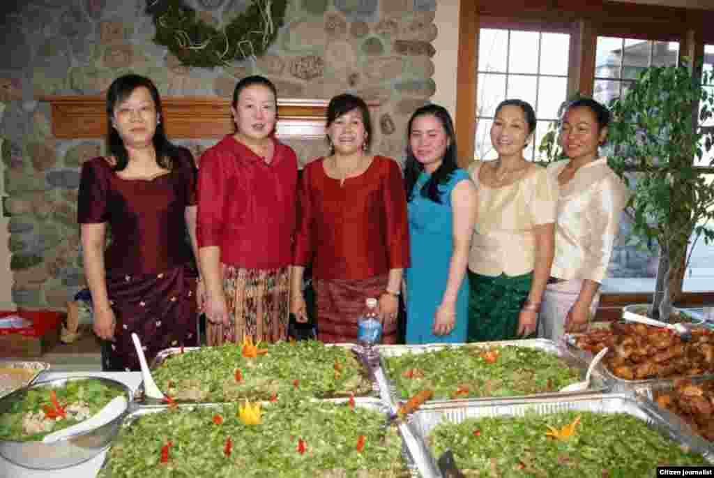 ຍາເອື້ອຍສົມໝາຍ (ທີສອງຈາກຊ້າຍ) ແລະສະມາຊິກແມ່ຍິງຊາວພຸດຂອງເມືອງເມດີສັນ ຈໍານວນນຶ່ງ ທີ່ປຸງແຕ່ງອາຫານລ້ຽງແຂກໃນຄືນທີສອງ ຂອງກຸປະຊຸມນາໆຊາດ ລາວສຶກສາ (ພາບໂດຍທ່ານ ບຸນມີ ພິມມະເສນ) 