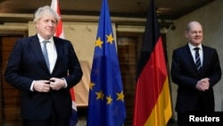 Chensela wa Ujerumani Olaf Scholz, na Waziri Mkuu wa Uingereza Boris Johnson wakiwa pamoja kabla ya Mkutano wa Kiusalama wa Munich kuanza mjini Munich, Ujerumani Februari 19, 2022. Matt Dunham/Pool via REUTERS