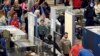 Viajeros hacen fila en la línea de seguridad del aeropuerto de Denver, en Colorado, el 21 de noviembre de 2023.