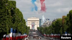 Jalan Champs-Elysees saat berlangsungnya parade militer hari Bastille di Paris, Perancis (14/7). 