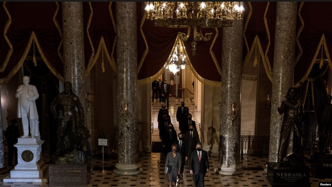 La comitiva de legisladores de la Cámara de Representantes recorre el Capitolio para hacer entrega formal de los cargos contra el expresidente Donald Trump, el 25 de enero de 2021.