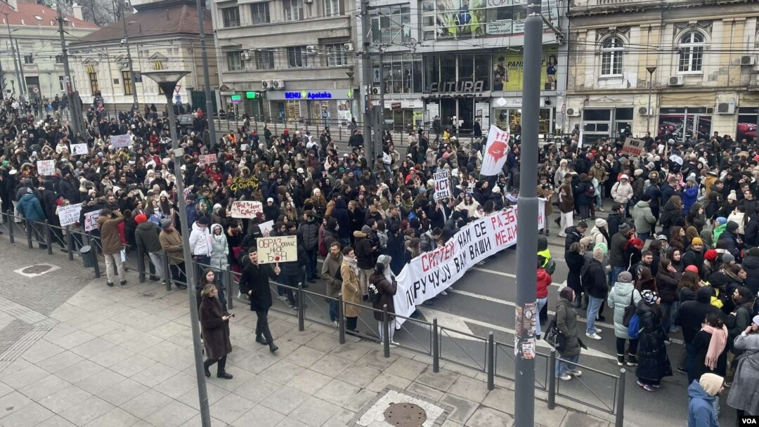 Studenti u Nemanjinoj ulici gde se nalaze na putu ka Višem javnom tužilaštvu, gde će nastaviti protest (foto: VOA/Stefan Miljuš)