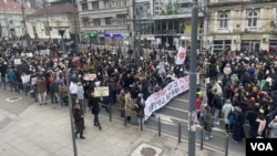 Studenti u Nemanjinoj ulici gde se nalaze na putu ka Višem javnom tužilaštvu, gde će nastaviti protest (foto: VOA/Stefan Miljuš)