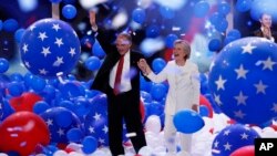 هیلاری کلینتون نخستین زنی که نامزد یک حزب عمده سیاسی آمریکا برای انتخابات ریاست جمهوری شد و تیم کین (چپ) معاون او - ۲۸ ژوئن ۲۰۱۶ 