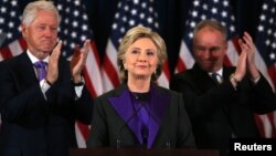 Hillary Clinton dijo que se le debe a Trump "una mente abierta y una oportunidad de liderar".