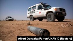 Un véhicule de la MINUAD est stationné à proximité d'une mine non désactivée sur le route de Shangil Tobaya - Tabit , dans le nord du Darfour, le 27 mars 2011.