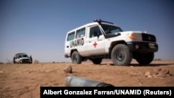 Un véhicule de l'Unamid passe par la route qui mène Tabit à Shangil Tobaya, le 27 mars 2011. 