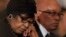 Winnie Madikizela-Mandela,ex esposa de Nelson Mandela, y el presidente de Sudáfrica, Jacob Zuma, participan en un servicio en honor del lider anti-apartheid.