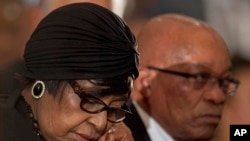 Winnie Madikizela-Mandela, à gauche, ex-épouse de Nelson Mandela, figure de la lutte contre l'apartheid en Afrique du Sud, à côté du président Jacob Zuma, lors des funérailles du leader sud-africain, à Johannesburg, 8 décembre 2013.