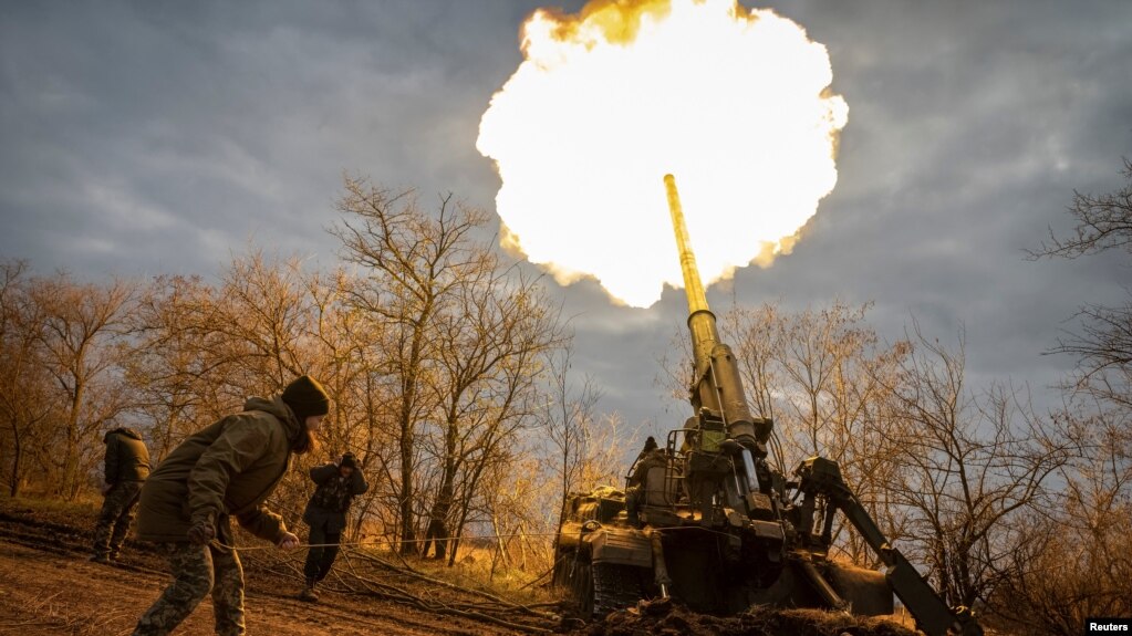 乌军在赫尔松地区前线用2S7牡丹花自行火炮轰击俄军阵地。(2022年11月9日)(photo:VOA)