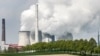 Pembangkit listrik tenaga uap (PLTU) batu bara di Neurath, Jerman, 29 April 2021. 