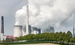 Sebuah pembangkit listrik tenaga batubara di Neurath, Jerman (foto: dok). IPCC mengatakan dunia dapat mengurangi dampak pemanasan bumi jika beralih dari penggunaan bahan bakar fosil.