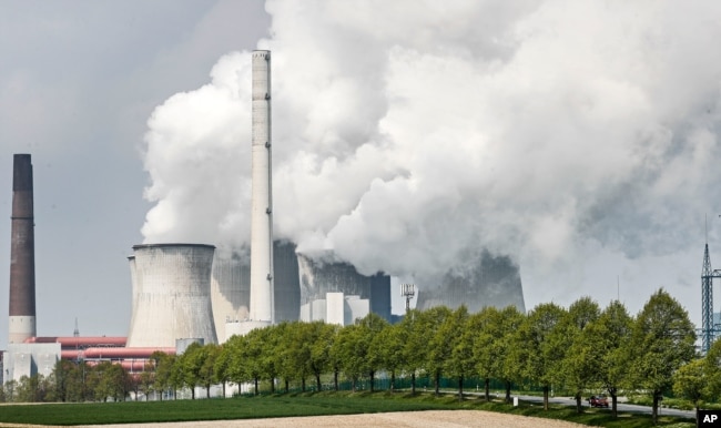 Sebuah pembangkit listrik tenaga batubara di Neurath, Jerman (foto: dok). IPCC mengatakan dunia dapat mengurangi dampak pemanasan bumi jika beralih dari penggunaan bahan bakar fosil.