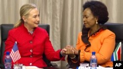 La secretaria de Estado Hillary Clinton conversa con la ministra de Relaciones Exteriores Maite Nkoana-Mashabane en Pretoria.