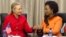 La secretaria de Estado Hillary Clinton conversa con la ministra de Relaciones Exteriores Maite Nkoana-Mashabane en Pretoria.