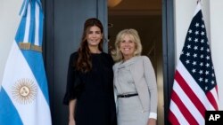 La primera dama argentina, Juliana Awada de Macri, se reunió en Buenos Aires con Jill Biden, esposa del vicepresidente de EE.UU. Joe Biden, el jueves 23 de junio de 2016.