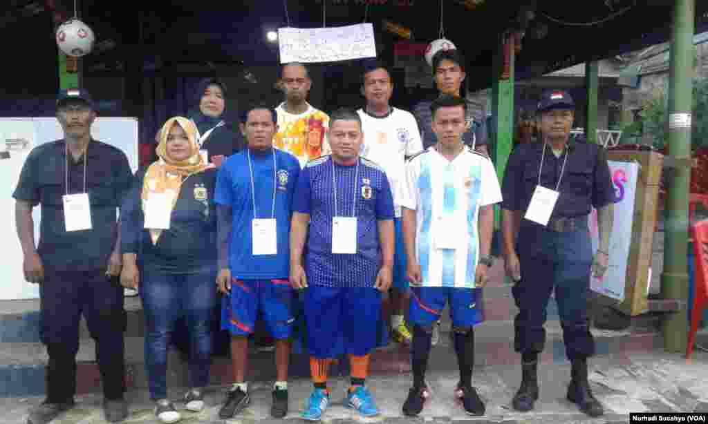 Para petugas pemungutan suara di TPS 007 di Dusun Gempol, Desa Jumoyo, Kecamatan Salam, Kabupaten Magelang, Jawa Tengah, menggunakan kostum olahraga sepak bola dalam pilkada serentak, 27 Juni 2018. (Foto: Nurhadi Sucahyo/VOA)