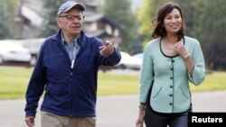 Raja media Rupert Murdoch dan istrinya Wendi Deng menghadiri sebuah di konferensi media di Sun Valley, Idaho (12/7). Murdoch mengundurkan diri sebagai dewan direktur dari beberapa anak perusahaan konglomerasi News Corporation.