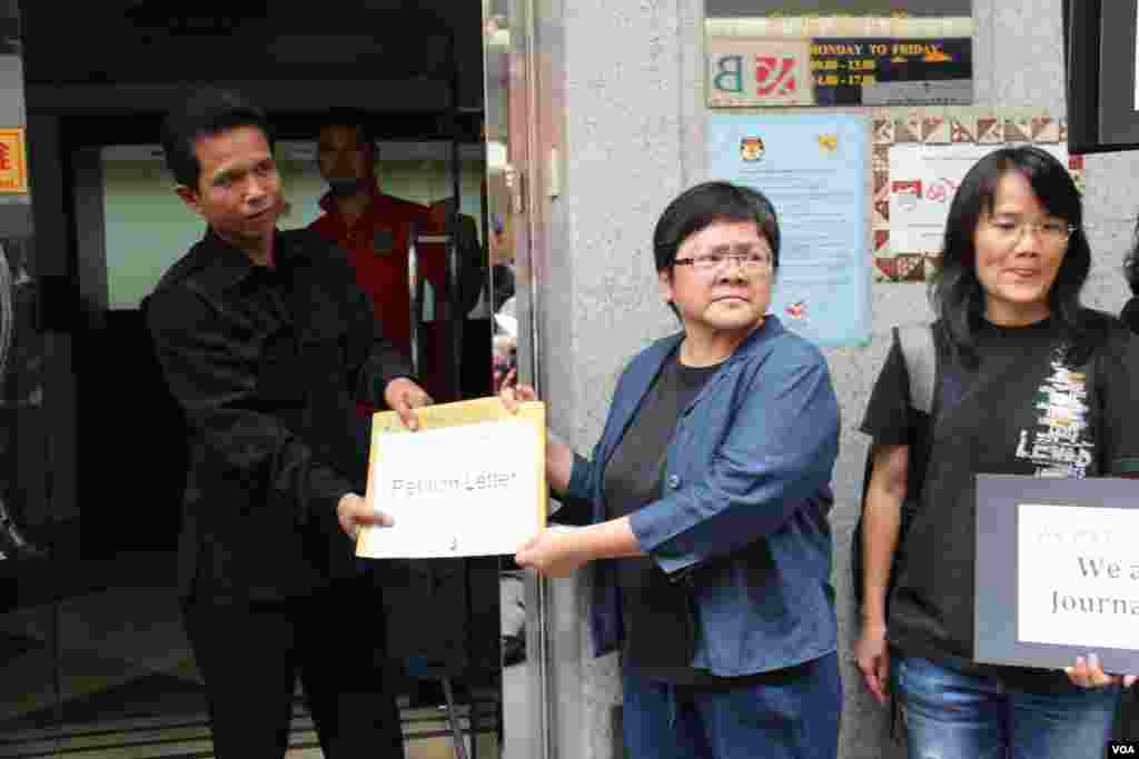 港新闻从业者抗议印尼菲律宾阻挠记者正常采访(美国之音海彦拍摄)