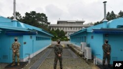 이인영 한국 통일부 장관이 비무장지대 판문점을 방문한 지난 16일 미군과 한국 군인들이 건물 남측을 지키고 있다.