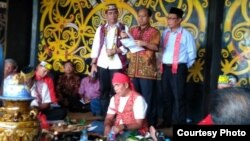 Sutopo Purwo Nugroho (berdiri di tengah) membacakan permintaan maaf dalam sidang hukum adat Dayak di Pontianak, Kalimantan Barat, Selasa siang (4/9) dan mengklarifikasi pernyataan tentang penyebab karhutla. (Foto: Sutopo/BNPB)