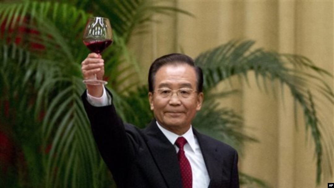 温家宝在今年十一国庆宴会上讲话后举杯 (资料照片) 