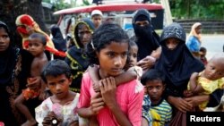 Pengungsi Rohingya yang baru berdatangan dekat kamp pengungsi sementara Kutupalang di Cox’s Bazar, Bangladesh, 29 Agustus 2017. 