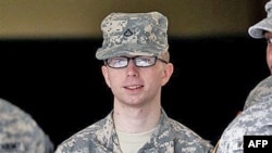 Bradley Manning, bị cáo buộc chuyển giao tài liệu mật cho Wikileaks, bị truy tố 22 tội, nghiêm trọng nhất là tội “giúp đỡ kẻ thù.”