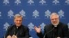 El cardenal Mario Grech y el padre Giacomo Costa durante una conferencia de prensa en el Vaticano, el martes 9 de julio de 2024. 