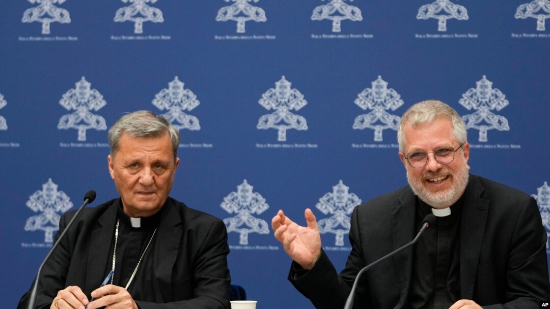 El cardenal Mario Grech y el padre Giacomo Costa durante una conferencia de prensa en el Vaticano, el martes 9 de julio de 2024. 