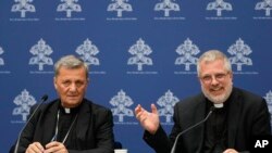 El cardenal Mario Grech y el padre Giacomo Costa durante una conferencia de prensa en el Vaticano, el martes 9 de julio de 2024. 