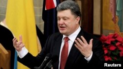 Presiden Ukraina Petro Poroshenko berbicara di Melbourne dalam lawatan ke Australia hari Kamis (11/12).