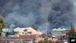 Smoke rises following airstrikes by Philippine Air Force to retake control of Marawi city, southern Philippines, May 27, 2017. 