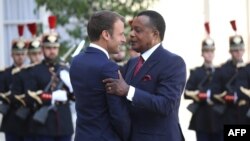 Président ya Congo-Brazzaville Denis Sassou N'Guesso ayambani na mokokani wa ye ya France France Emmanuel na Palais ya Elysée na Paris, 3 septembre 2019.