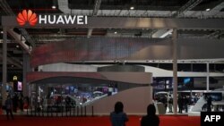 Productos de Huawei exhibidos en la 19 Exposición Internacional de la Industria Automotriz de Shanghai, China, el 20 de abril de 2021.