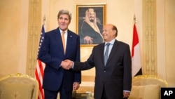 El secretario de Estado, John Kerry, sostuvo una "constructiva" reunión con el presidente de Yemen, Abd Rabbo Mansour Hadi (derecha).