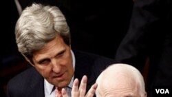 Dua senator senior AS, John Kerry (kiri) dan John McCain (kanan) memperkenalkan resolusi soal operasi militer AS di Libya (21/6).