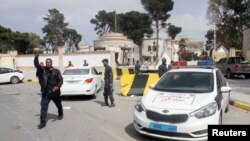 Après la reprise par des groupes armés loyaux au GNA d'un complexe occupé par des partisans d'un Premier ministre auto-proclamé, Tripoli, Libye, le 15 mars 2017. (REUTERS/Hani Amara)