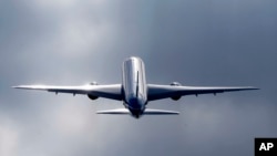 Un Boeing 787 lors du Show International de Farnborough en Angleterre, le 15 juillet, 2014. (AP Photo / Sang Tan)