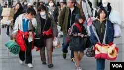 Anak-anak Jepang yang diungsikan dari Futaba, kota kecil dekat PLTN Fukushima Dai-ichi tiba di tempat penampungan di Saitama, dekat Tokyo (foto: dok).