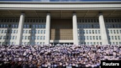 4일 한국 야당 국회의원들이 국회 본관 앞에서 윤석열 한국 대통령에 대한 탄핵 집회를 진행하고 있다.