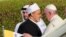Paus Fransiskus disambut Imam Besar al-Azhar Sheikh Ahmed al-Tayeb di Masjib Besar sheikh Zayed di Abu Dhabi, Uni Emirat Arab, 4 Februari 2019. 
