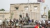 Des éléments des FAMA (Forces armées maliennes) sont célébrés par la population lors de leur passage sur la Place de l'Indépendance à Bamako le 18 août 2020. (Photo AFP)